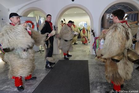 Kamnik so obiskali koranti iz Zamušanov pri Ptuju in v mestno jedro privabili nepregledno množico, željno ogleda tradicionalne pustne šege (83)